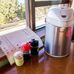 卓上の調味料。落ち着いた雰囲気でゆったり食べられます。