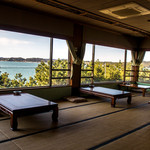 わかまつや - お部屋その1。オーシャンビューな和室。灰皿があるので喫煙席？