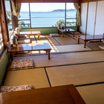 わかまつや - お部屋その2。こちらの窓際の席で海を眺めながらいただきました。