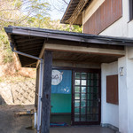 わかまつや - 趣のある入口。お食事はお2階でいただきます。