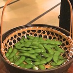 山形長屋酒場 - 枝豆はテーブル上で熱湯に浸されます。