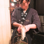 山形長屋酒場 - 最後に岩塩を振りかけて完成