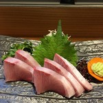 小魚料理 とみ助 - 仕入れたての寒鰤は寝かせが浅いので脂身がまだ固めでした