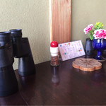 テーブルごとに双眼鏡あり。