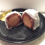 翠江堂 - 苺大福(こしあん) 216円(税込)・割ったところ