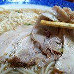 大分ラーメン 十八番 - 箸で摘めないチャーシュ