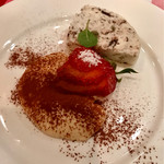 Don Giovanni  - ドルチェ盛り合わせ＆カフェ イチゴののったティラミスにチョコチップの入ったアイス