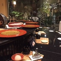 割烹 天ぷら 三太郎 - 円形のカウンター