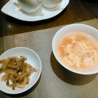 倶楽湾 - 定食のスープとザーサイ