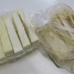 やまねや - 左　焼き豆腐　　※右の凍み豆腐サービスです