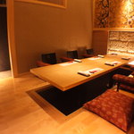 季節料理×お酒 結い - 当店自慢の８名がけVIP１。こちらのVIP１は別途お部屋代を頂戴しております。予約必須のお席です。