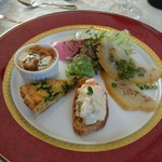 フランス料理 レストラン大澤 - オードブル。どれもホント美味いけど鯛の燻製（写真右）最高っす！ サラダのドレッシングも美味くて帰りに買っちゃいました