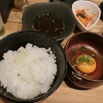 個室焼肉匠 - 炊き立てつやつやの白ご飯。スキ焼カルビを卵に絡めて白ご飯と共にパクッ☆
