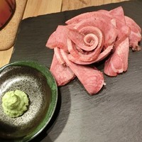 個室焼肉匠 - タンモト/豊後牛タン1290円。大輪のバラの花～♪