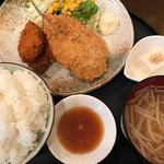 Sakaba Erubisu - カキフライと鰺フライ定食（大盛）900円。