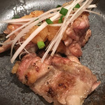 焼き鳥・炙り炭焼き をどり - 鶏モモの炙りネギ塩ソース