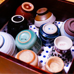 活鰻の店 つぐみ庵 - 日本酒を注文するとお猪口を選ばせてくれます