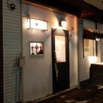 ピッツェリア ダ マッシモ - 夜の外観です。