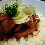 支那ソバ　小むろ - 肉煮込みごはん