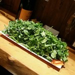 ビストロ シン 2 - ルッコラ・クレソン・パクチー3種盛り：950円