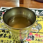 つけ麺 津気屋 - お冷用のコップにつけ汁を注ぐ。