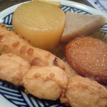 新橋やきとん - 料理写真:おでんの盛り合わせ（680円）♪大根、こんにゃく、ちくわ、つくね、さつま揚げ。卵は売り切れ。