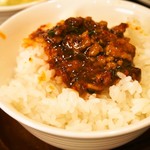 中国郷菜館 大陸風 - ご飯にラーズー麺のタレをかける