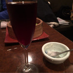 アカリ - キール（赤ワイン＋カシスリキュール）