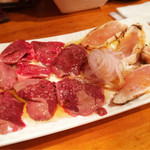 ビストロ シン 2 - 合い盛り（朝びき鶏レバーのカルパッチョ、大山鶏のタタキ）