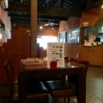 lavi lavi - テーブル席並ぶアジアンチックな店内です。