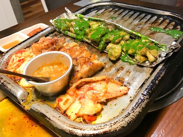 『野菜いっぱいのサムギョプサル！』by lachs1117 : くるむ - 新大久保/韓国料理 [食べログ]