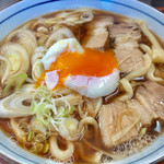 手打ちうどん たらっぺ - 温玉を割りますと素晴らしい一品になります【料理】