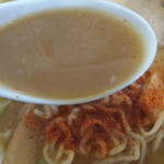 フォーラムめん　製麺事業部 - スープ。バター2個が溶けている！(2016.12.15)
