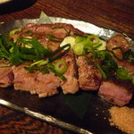 味噌鐡　カギロイ - いも豚 厚切りロースの鉄板焼 味噌塩と共に（900円）♪脂身の甘さが特徴的です。