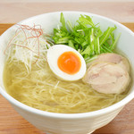 ハナウタ。 - しお〈素朴な味〉650円
澄みきったスープには鶏のうまみがぎっしり。
やさしい塩味に白い煮卵とシャキシャキ野菜がアクセントになっています。低カロリーなのも魅力。