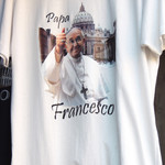 Hotel Giotto Assisi - ロザリオ・ショップで見つけたパパ様の T-シャツ