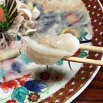 田中旅館 - 夢にまでみた箸でごそっと持ち上げる河豚刺し