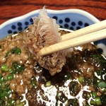 田中旅館 - 特製ポン酢につけてエラをいただきま〜す