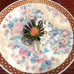 直径50cm近くもある大皿に盛られた河豚刺し