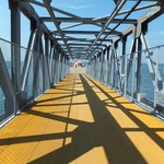 Totto Shokudou - 連絡橋を渡って桟橋へ　中央に小さく見えるのがとっと食堂