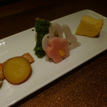 野菜割烹 あき吉 - 菜の花おひたし、酢蓮、さつま芋蜜煮、チーズカステラ