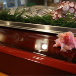 Hatsuzushi - ガリ。寿司板は使わず直接。