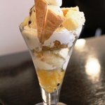 ニュートロン - ラムレーズンとりんごのパフェ　850円