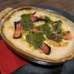 カジュアル レストラン&バー マカロニ - 「グラタンランチ」（800円+税）のメイン。“エビとベーコンのジェノヴェーゼ”。アツアツでとても具沢山のグラタンでした。