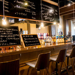 カジュアル レストラン&バー マカロニ - 厨房を囲むカウンター席も良い雰囲気。独りでも大丈夫。