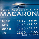 カジュアル レストラン&バー マカロニ - 壁にあるお店の看板。お洒落～♪