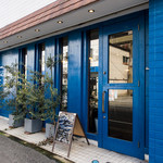 カジュアル レストラン&バー マカロニ - 鮮やかなブルーが目印。「Casual Restaurant & Bar MACARONI」さん。お洒落です♪