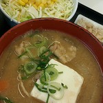 Yoshinoya - とん汁・野菜サラダ