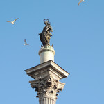 Hotel Giotto Assisi - S.M.M.教会前の聖母子像