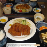 やまゆり荘 - 豚カツ定食、\1050。奥は鶏の大判揚げ定食、￥920。